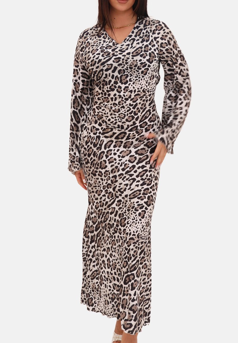 Robe maxi à imprimé léopard en tissu léger, avec manches longues et décolleté en V. Texture lisse avec une silhouette ajustée.