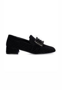 Mocasines de corduroy negros con un tacón bajo, que cuentan con una hebilla decorativa de cuentas negras en la parte frontal y una textura de rayas verticales.