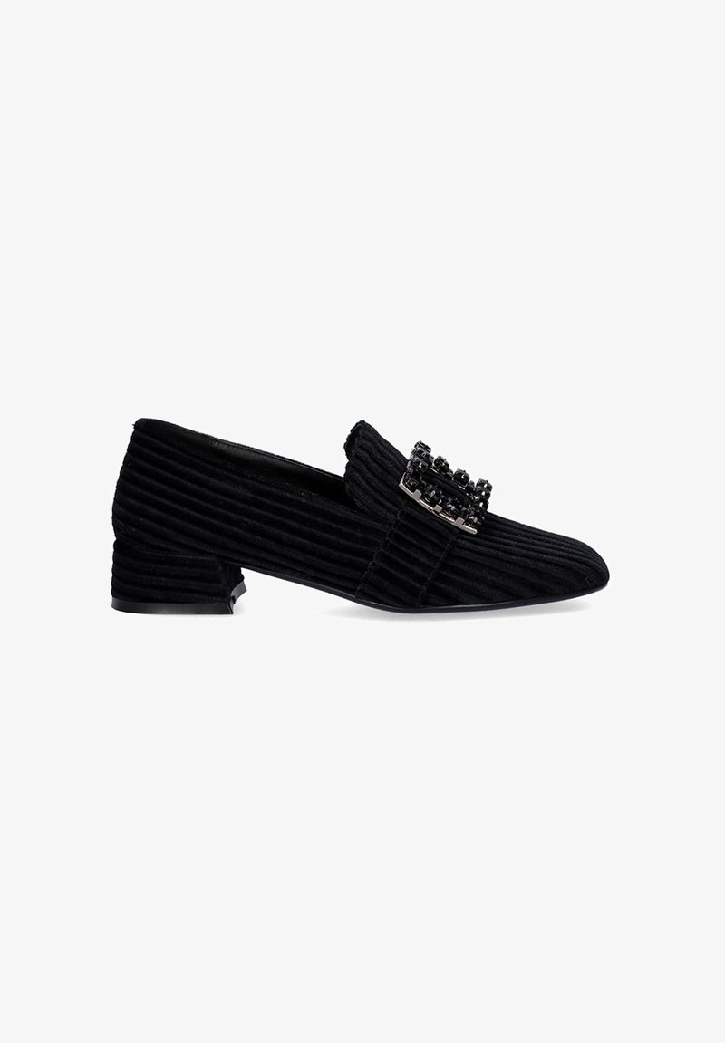 Mocasines de corduroy negros con un tacón bajo, que cuentan con una hebilla decorativa de cuentas negras en la parte frontal y una textura de rayas verticales.