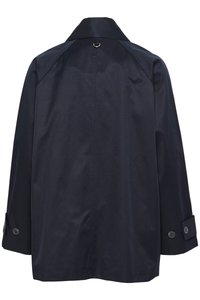 Tumši zila mētelis ar apkakles dekoltē, pogu aprocēm un metāla cilpu detaļu aizmugurē. Izgatavots no gludas auduma ar taisnu piegriezumu.