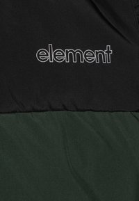 Čierna a zelená bunda s vypchávkovanou textúrou, s výrazným bielym logom "element" v hornej čiernej časti.