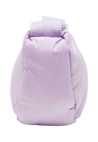 Borsa viola imbottita con una texture morbida e una tracolla intrecciata. Forma rotonda e compatta con dettagli arricciati, progettata per un facile trasporto.