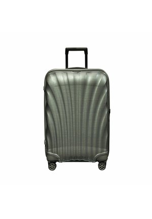 Valise rigide en gris métallique avec une texture rainurée. Équipée d'une poignée rétractable et de quatre roues pivotantes pour une mobilité aisée.