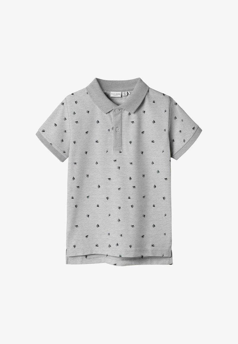 Pilkas polo marškinėliai su apykakle, turintys priešlaikinius žvejo laivų raštus tamsiai mėlynos spalvos. Trumpomis rankovėmis ir tiesiu apvadu, su dviem mygtukais ant kaklo.