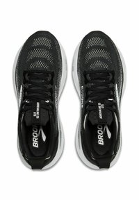 Črne športne čevlje z teksturiranim mrežastim zgornjim delom, oblazinjenim ovratnikom, črnimi vezalkami in belim podplatom z oznako "Brooks Adrenaline GTS 25".