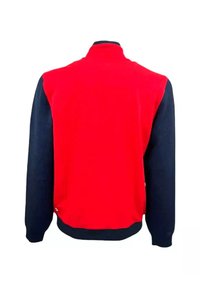 Giacca in pile rossa con maniche blu navy. Presenta un collo alto e polsini a costine. Texture liscia sul corpo, materiale contrastante sulle maniche.
