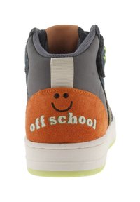 Sneaker alta con tomaia sintetica grigia, tallone in suede arancione, dettagli verdi, faccina sorridente e suola in gomma bianca.