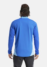 Langärmliges Sporthemd in einem lebhaften Blauton mit hellblauen Akzenten, aus einem glatten, leichten Stoff gefertigt, der für Komfort sorgt.