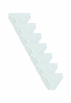 Seks enkle hvide bomuldsunderbukser arrangeret diagonalt på en hvid baggrund.