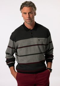 Camisa polo a rayas en negro, gris y burdeos, con cuello tipo camisa y tres botones, con un bolsillo en el pecho y puños acanalados.