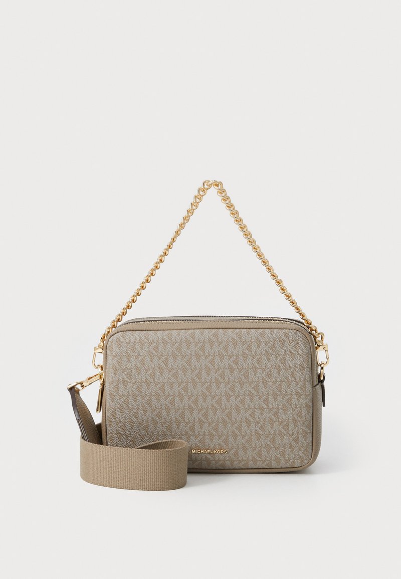 Beige syntetisk crossbody taske med gylden kædetraspe, rektangulær form, tekstureret mønster og et logo på forsiden. Justerbar stofrem medfølger.