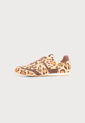 Low-Top Sneaker mit Leopardenfellmuster und braunen Wildlederakzenten auf weißer Sohle, seitlich auf hellem grauem Hintergrund gezeigt.
