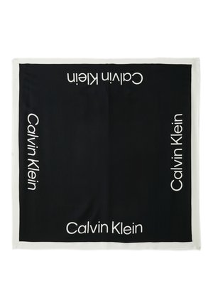 Svart firkantet skjerf med gjentatte hvite "Calvin Klein"-logoer. Kantet med en kontrasterende hvit kant. Glatt tekstur.