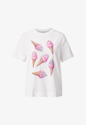 T-shirt bianco in cotone con una stampa colorata di sei coni gelato con vortici rosa e blu, guarniti con zuccherini su uno sfondo semplice.