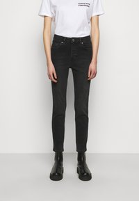 Jeans skinny neri con vita alta, dotati di tasche frontali, bottone e zip argentati, e un leggero stretch nel tessuto denim.