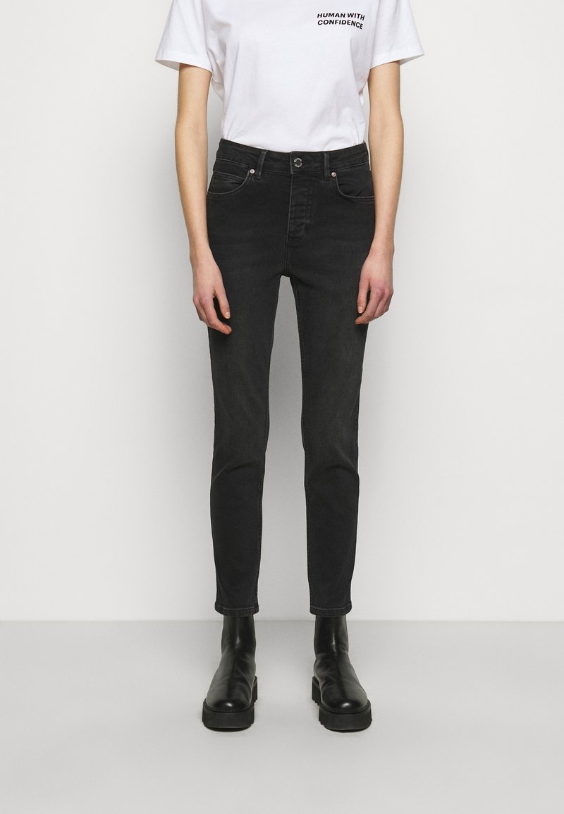 Jeans skinny neri con vita alta, dotati di tasche frontali, bottone e zip argentati, e un leggero stretch nel tessuto denim.