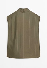 Mouwloos olijfgroen vest met verticale witte streeppatronen en een hoge kraag, plat weergegeven op een witte achtergrond.