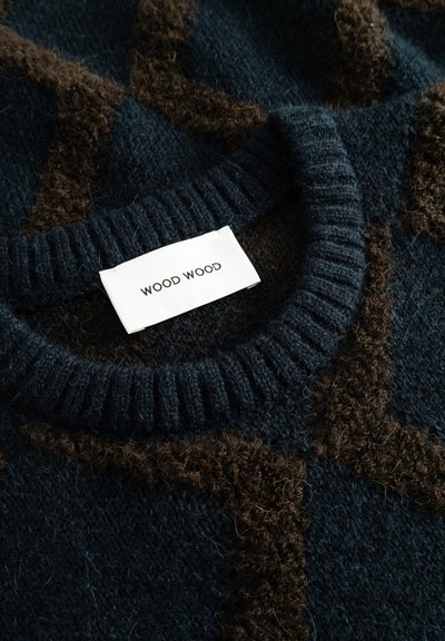 Granatowy dziany sweter z brązowym wzorem, grubym prążkowanym kołnierzem oraz metką z napisem "WOOD WOOD". Miękka faktura z puszystym wykończeniem.