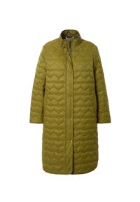 Cappotto imbottito verde oliva con colletto alto, motivo a rombi a forma di cuore, chiusure a scatto e maniche lunghe, caratterizzato da un taglio dritto.