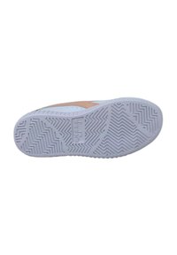 Suola della scarpa con una base in gomma blu chiaro e un motivo a battistrada testurizzato, che include forme a zigzag e a diamante, con un accento beige.
