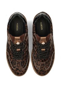 Sneaker con stampa leopardata che presentano una texture marrone e nera, dettagli in pelle verniciata e lacci neri decorativi con un particolare metallico.