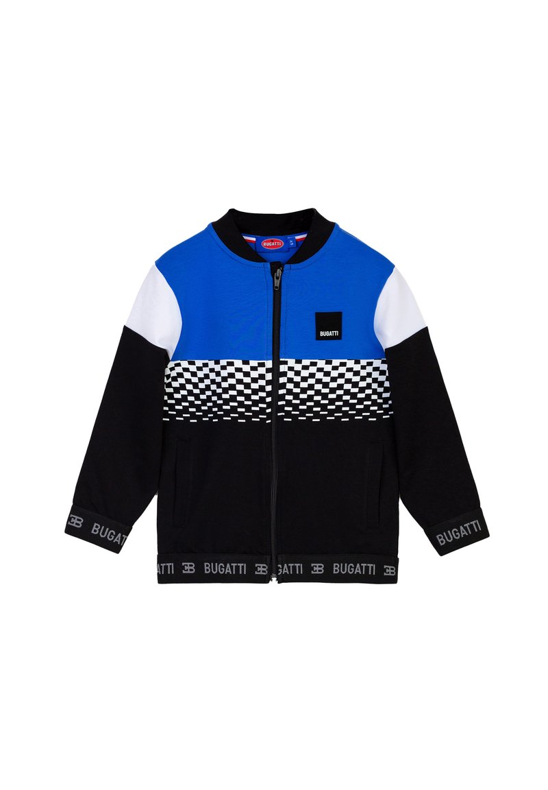 Giacca zip-up blu, nera e bianca con motivo a scacchi sul petto, polsini neri e una toppa con logo sul lato sinistro.