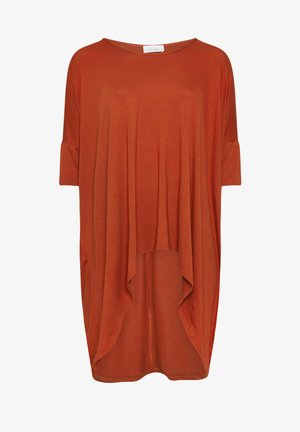 Luźna, krótko rękawowa tunika w kolorze rdzawopomarańczowym, z okrągłym dekoltem, asymetrycznym dołem oraz miękkim, lekkim materiałem dla wygody.