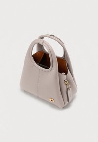 Sac à main en cuir gris à texture lisse, avec des poignées supérieures arrondies et une fermeture éclair. Comprend des accessoires dorés et une étiquette attachée.