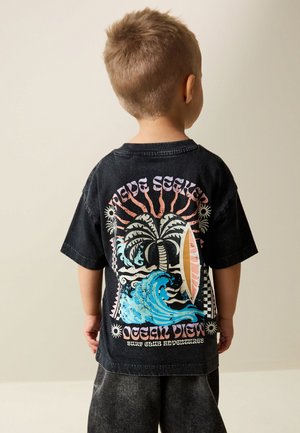 Next, REGULAR FIT - SHORT SLEEVE BACK PRINT T-SHIRT  . - T-shirt con stampa - black acid wash surf club oversized