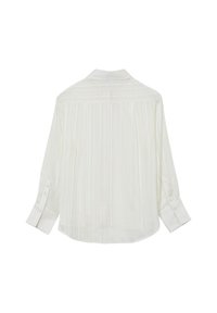 Camicia bianca a maniche lunghe con righe verticali, con polsini abbottonati e colletto classico, mostrata da dietro su uno sfondo bianco semplice.