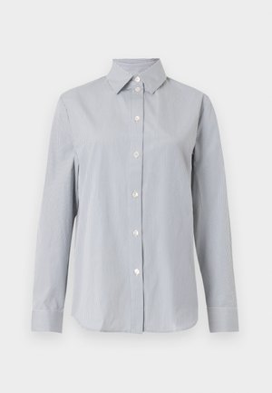 Πουκάμισο ανοιχτού γκρι με μακριά μανίκια, λεπτές κάθετες λευκές ρίγες, κουμπωμένο μπροστά, με μυτερό γιακά και ταιριαστά μανσέτα σε μονόχρωμο φόντο.