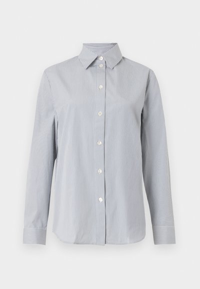 Πουκάμισο ανοιχτού γκρι με μακριά μανίκια, λεπτές κάθετες λευκές ρίγες, κουμπωμένο μπροστά, με μυτερό γιακά και ταιριαστά μανσέτα σε μονόχρωμο φόντο.