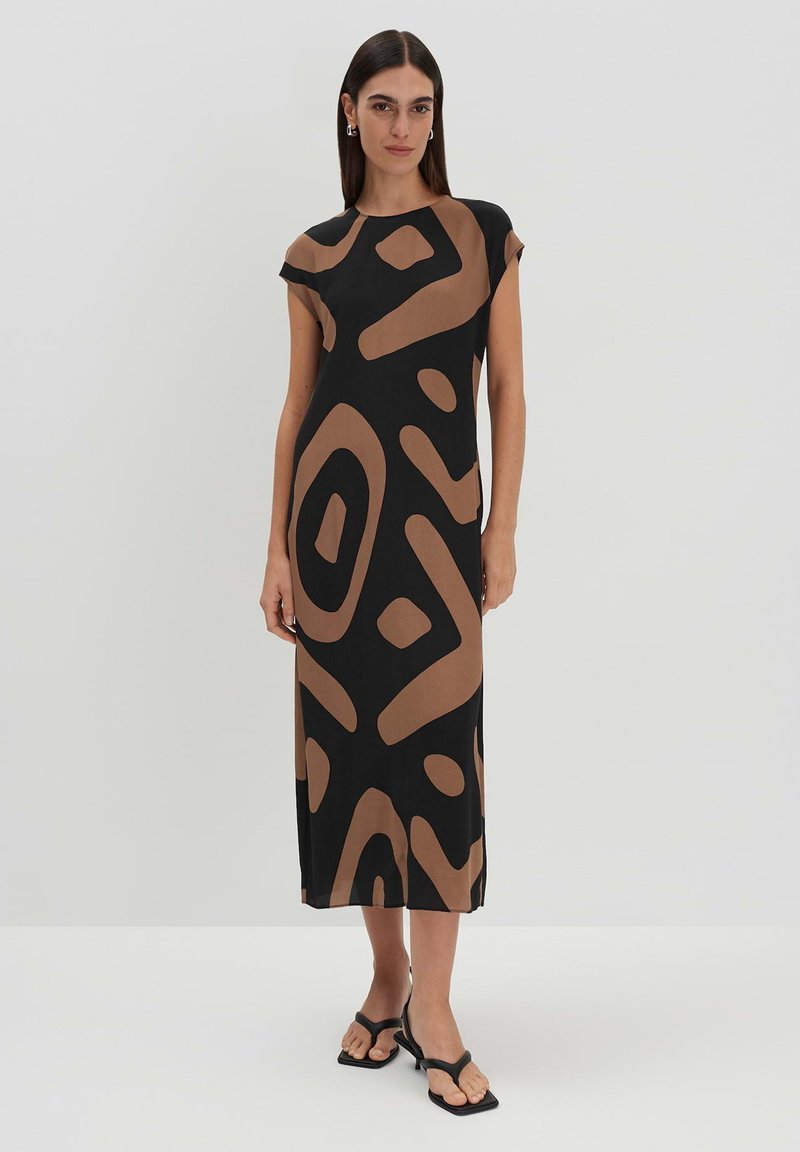 Schwarzes Kleid mit braunem abstraktem Muster, kurzen Ärmeln und gerader Silhouette, aus einem glatten Stoff, bis zur Mitte der Waden reichend.