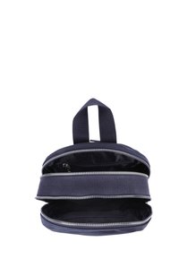 Sac à dos en tissu bleu marine avec deux compartiments zippés, base plate et une poignée supérieure pour un transport facile. Texture lisse, design minimal.