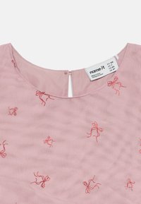 Roza otroška obleka z vezenimi rdečimi pentljami, okroglim ovratnikom in zapenjanjem na gumb na hrbtni strani, vidno oznako velikosti.