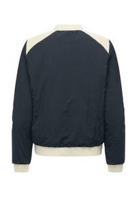 Blouson aviateur bleu marine avec col et poignets côtelés crème, détails matelassés aux épaules et finition lisse.