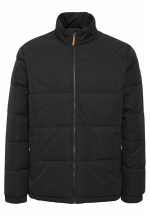 Svart dunjakke med høy krage, med horisontale quiltede paneler, glidelås-lukking, og oransje detaljer på lommene.