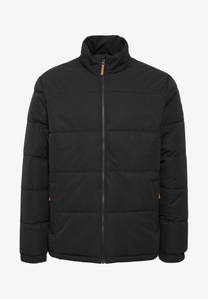 Črni napihljeni jopič z visokim ovratnikom, ki ima horizontalno prešite panoje, zadrgo in oranžne poudarke na žepih.