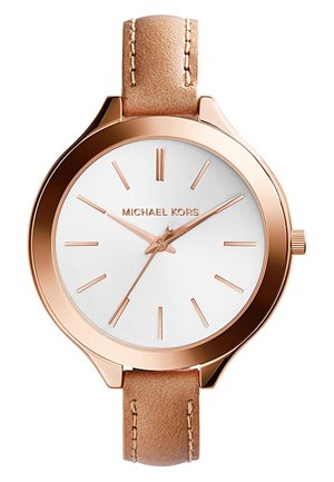 Montre-bracelet analogique Michael Kors dorée avec un cadran blanc, de simples repères d'heures dorés et un bracelet en cuir beige avec des coutures apparentes.