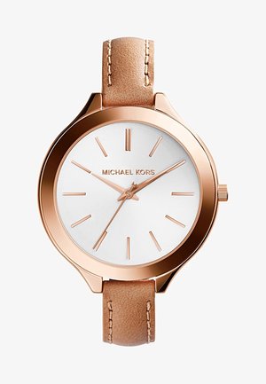Montre-bracelet analogique Michael Kors dorée avec un cadran blanc, de simples repères d'heures dorés et un bracelet en cuir beige avec des coutures apparentes.