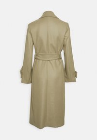 Knie-lange trenchcoat met ceintuur in lichtbeige stof. Heeft een brede kraag en lange mouwen met manchetauitwerkingen.