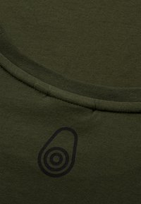 Sail Racing BOWMAN TEE - Triko s potiskem - dark forest