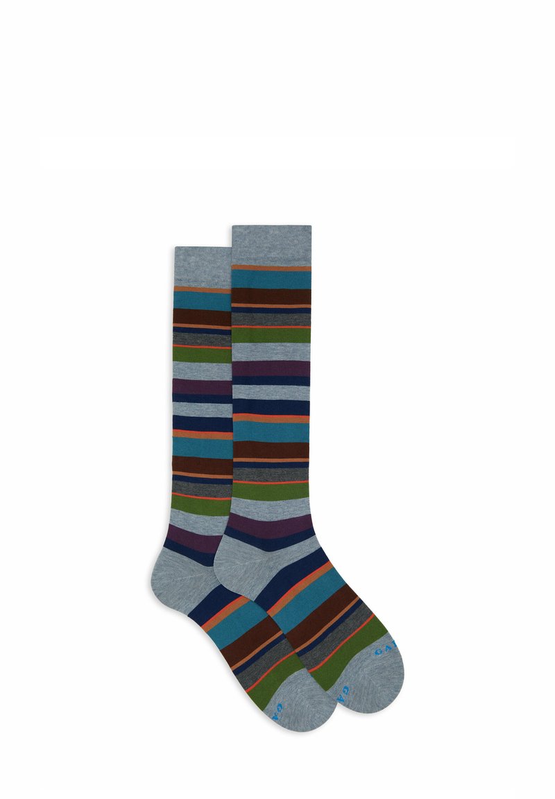 Calze a righe alte fino al ginocchio in larghezze variabili, con colori come blu, verde, marrone e viola, caratterizzate da una texture morbida e una parte superiore a coste.