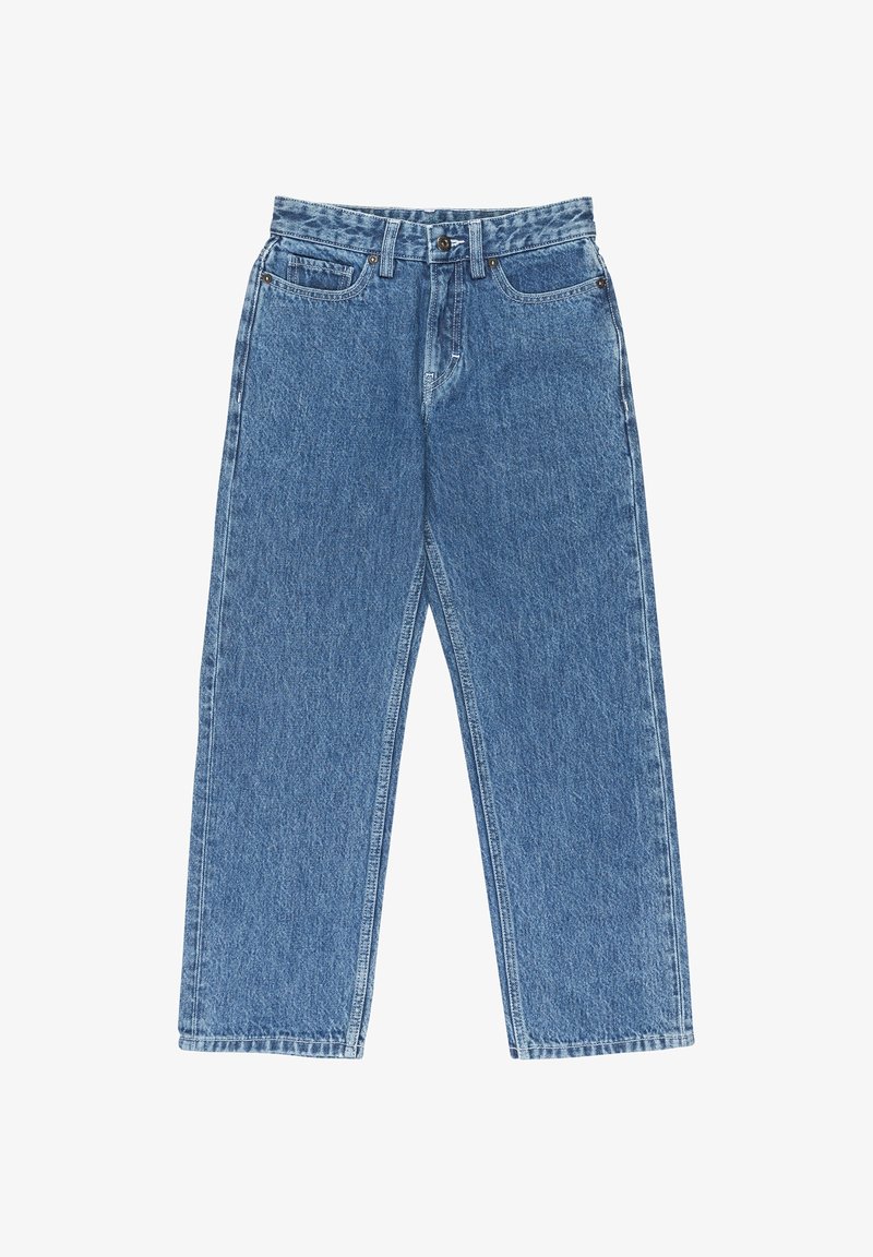 Vaqueros de mezclilla de color azul claro con cintura alta, diseño de pierna recta, bolsillos delanteros y detalles de costura en contraste. Sin adornos.