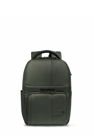 Dunkelgrüner Rucksack mit gepolstertem Griff, vorderer Reißverschlusstasche und Seitentaschen, aufrecht stehend vor weißem Hintergrund dargestellt.