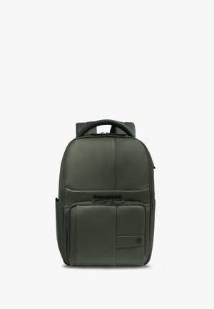 Dunkelgrüner Rucksack mit gepolstertem Griff, vorderer Reißverschlusstasche und Seitentaschen, aufrecht stehend vor weißem Hintergrund dargestellt.