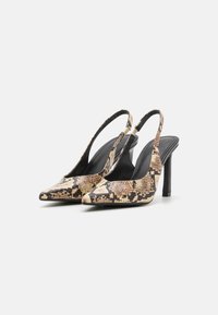 Slingback-hæler med snakeskin-mønster og spiss tå, med en svart stilett-hæl og en glatt, svart innside.