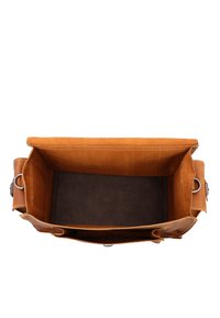 Tan leren totebag met een ruime binnenkant, een soepele textuur en minimale stiksels. Kenmerkt zich door metalen hardware en een subtiele donkere basis.