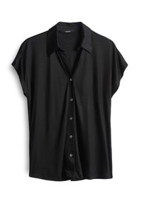 Blusa negra de manga corta con cuello y botonadura frontal, que presenta una tela suave y ligeramente texturizada.