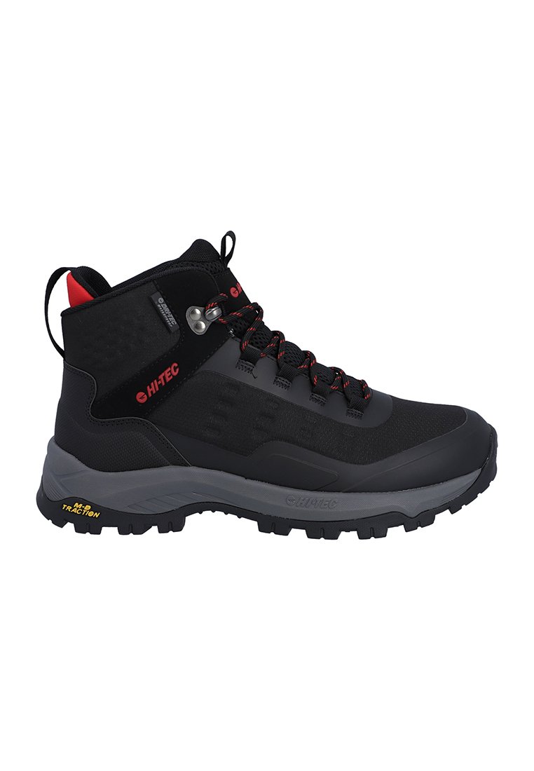 Botas de senderismo negras con acentos rojos, parte superior de malla y sintético, suela de goma con tacos profundos, ojales de metal para los cordones, diseño de altura media.